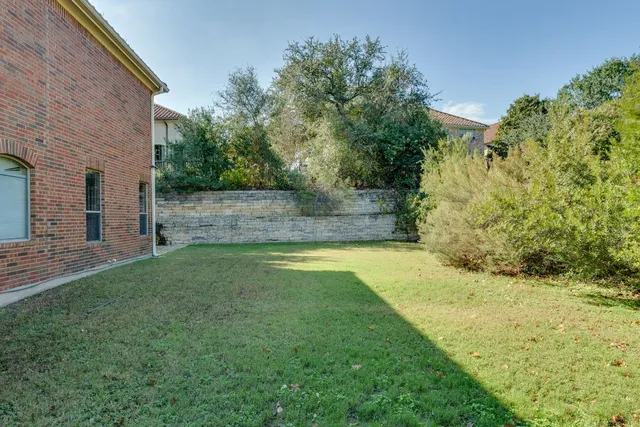 a view of a backyard