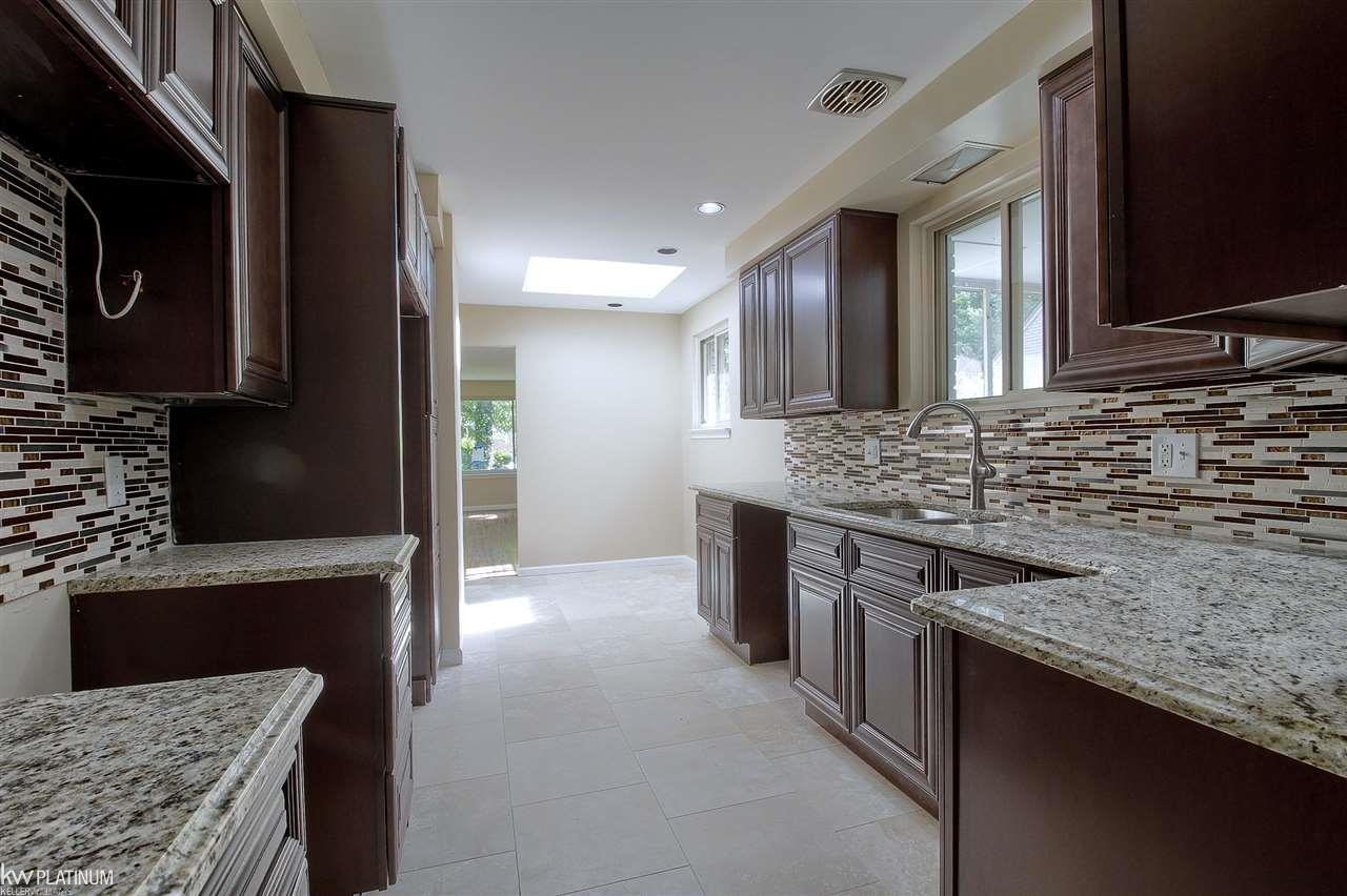 1247 Hawthorne Road Grosse Pointe, MI 48236 - Photo 8 of 29 31352239-7.JPG