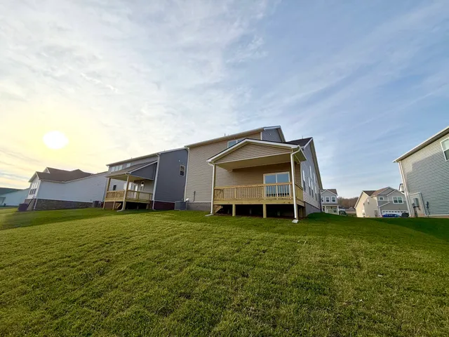 a view of a house with backyard