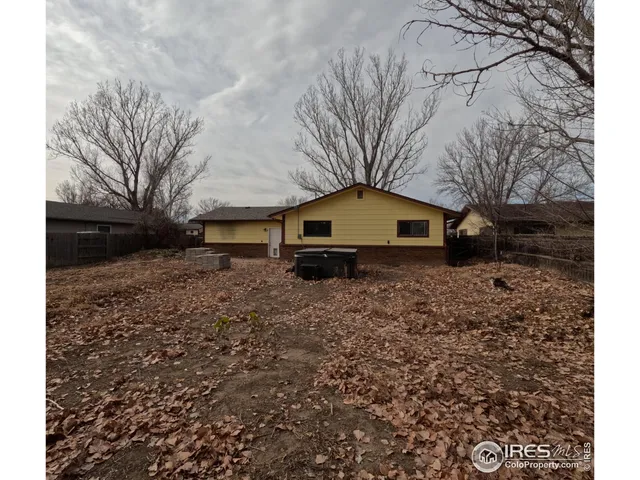 a house view with backyard space