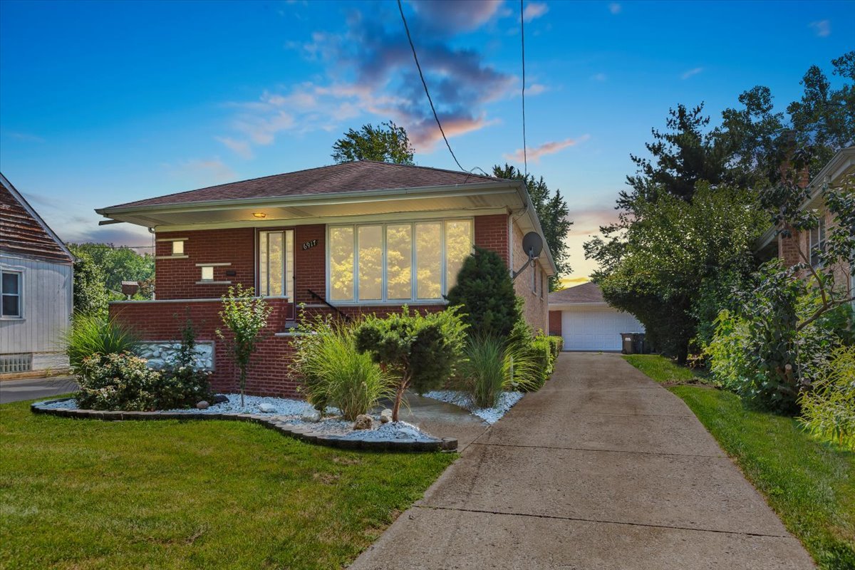 6917 97th Place Chicago Ridge, IL 60415 - Photo 2 of 21 Gallery Image 2