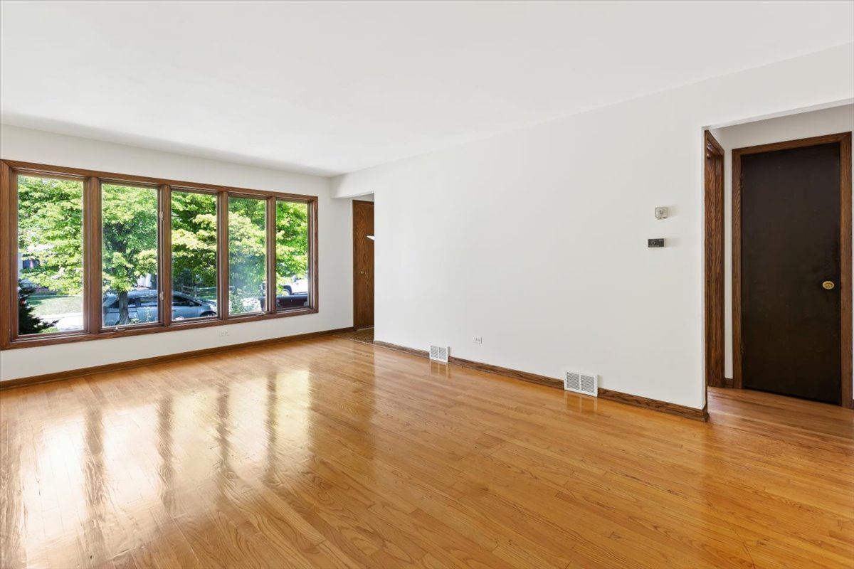 6917 97th Place Chicago Ridge, IL 60415 - Photo 3 of 21 Gallery Image 3
