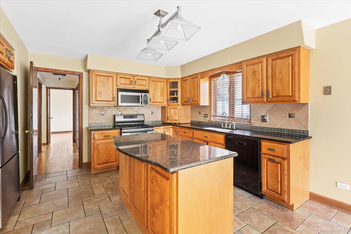 6917 97th Place Chicago Ridge, IL 60415 - Photo 6 of 21 Gallery Image 6