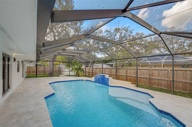 a view of a backyard