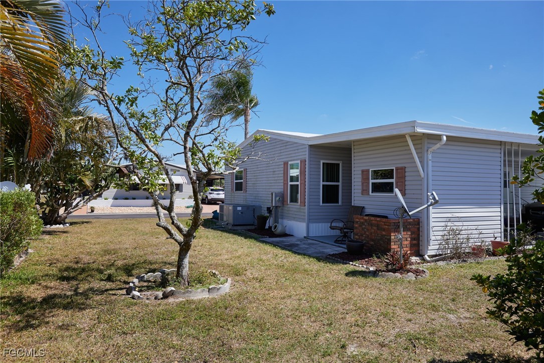 15 Ilex Street Alva, FL 33920 - Photo 23 of 43 a view of backyard with a table and chair