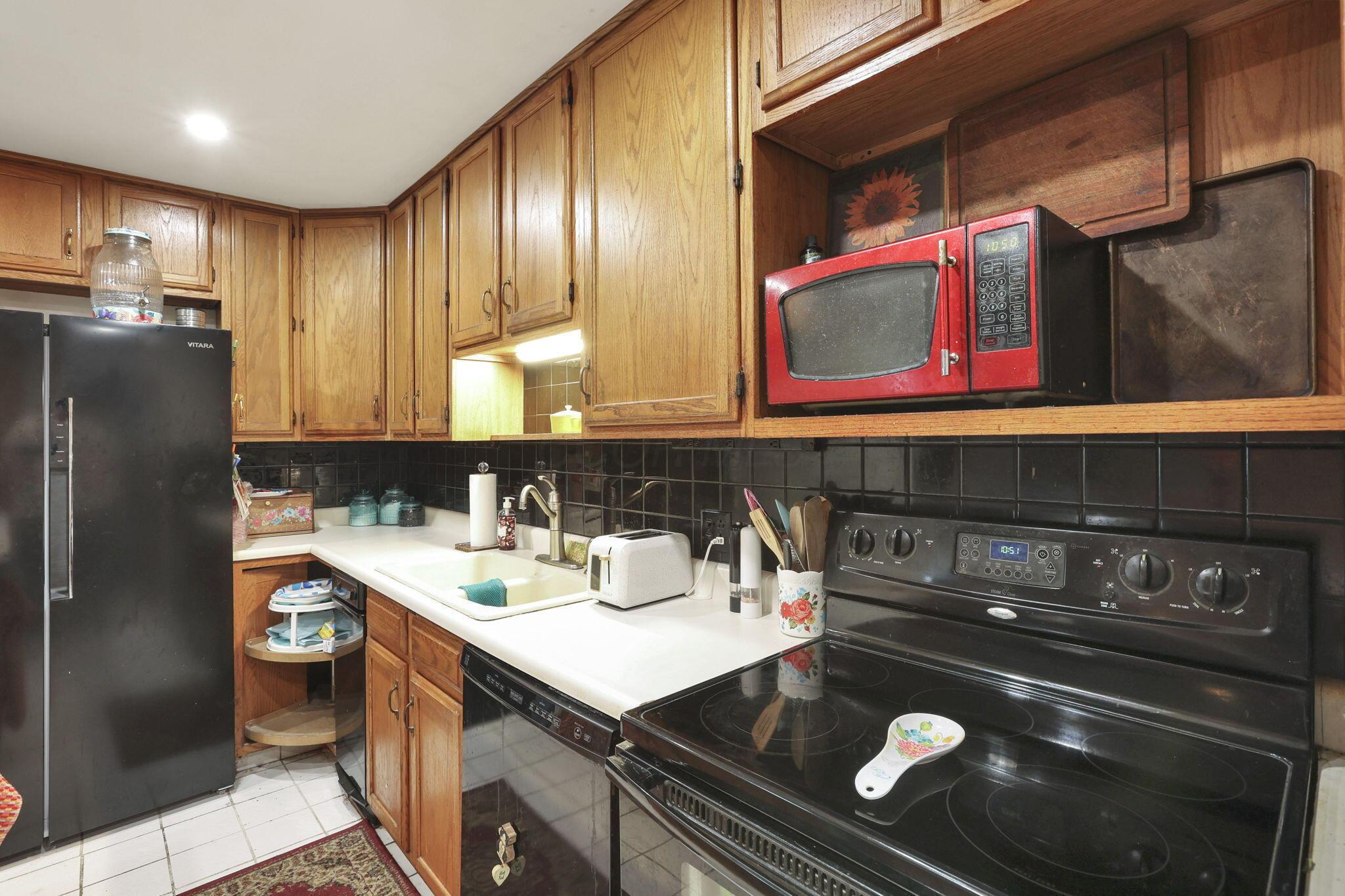 4969 Lockbourne Road Columbus, OH 43207 - Photo 10 of 32 Kitchen