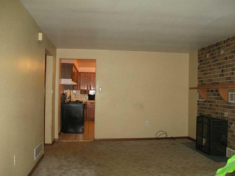 438 Beaver Street Rochester, PA 15074 - Photo 8 of 25 Living Room.