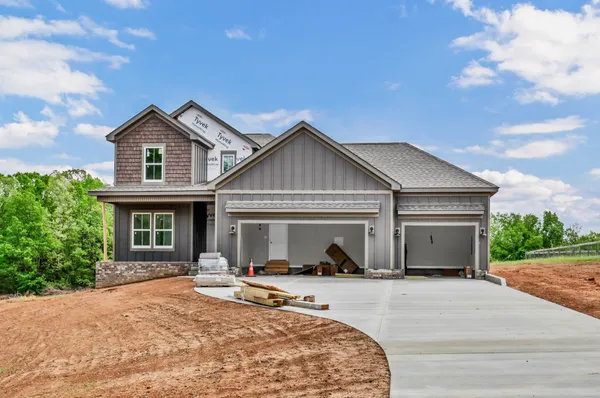 $640,900 | 209 Lewis Grant Lane, Southside, TN 37171