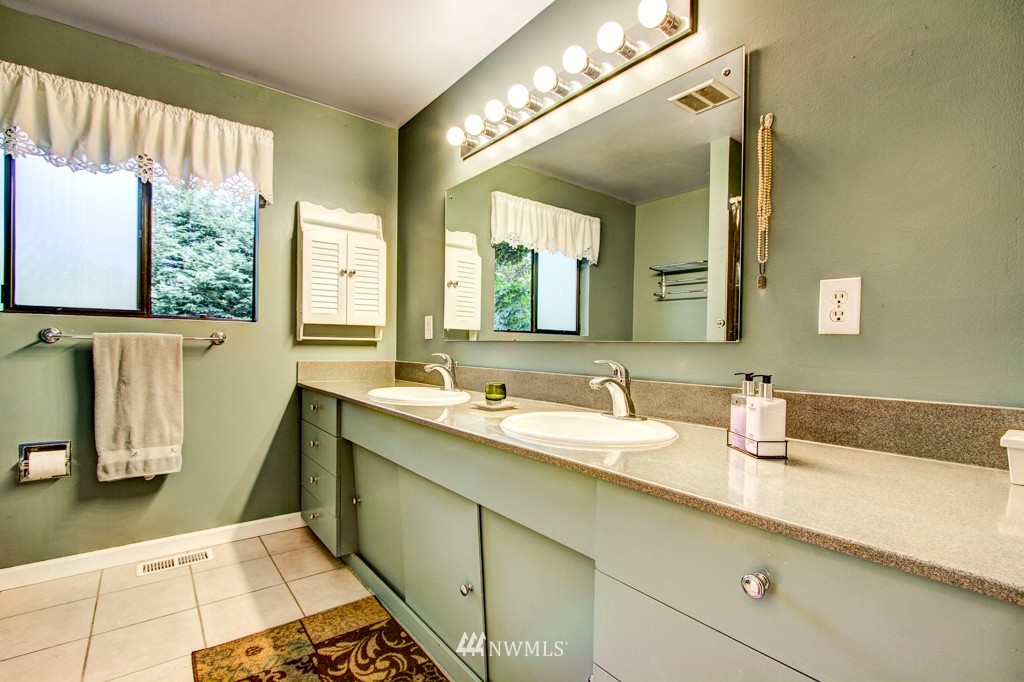 9411 216th Street Southwest Edmonds, WA 98020 - Photo 13 of 20 Gallery Image 13