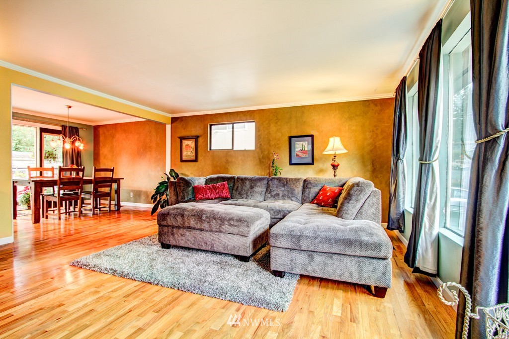 9411 216th Street Southwest Edmonds, WA 98020 - Photo 4 of 20 Gallery Image 4