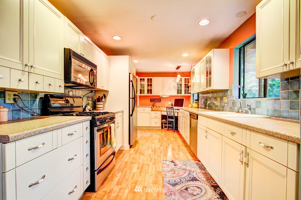 9411 216th Street Southwest Edmonds, WA 98020 - Photo 7 of 20 Gallery Image 7