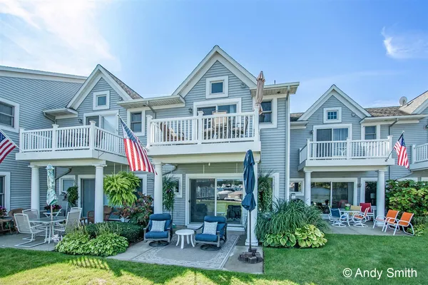 $629,900 | 965 West Savidge Street, Spring Lake, MI 49456