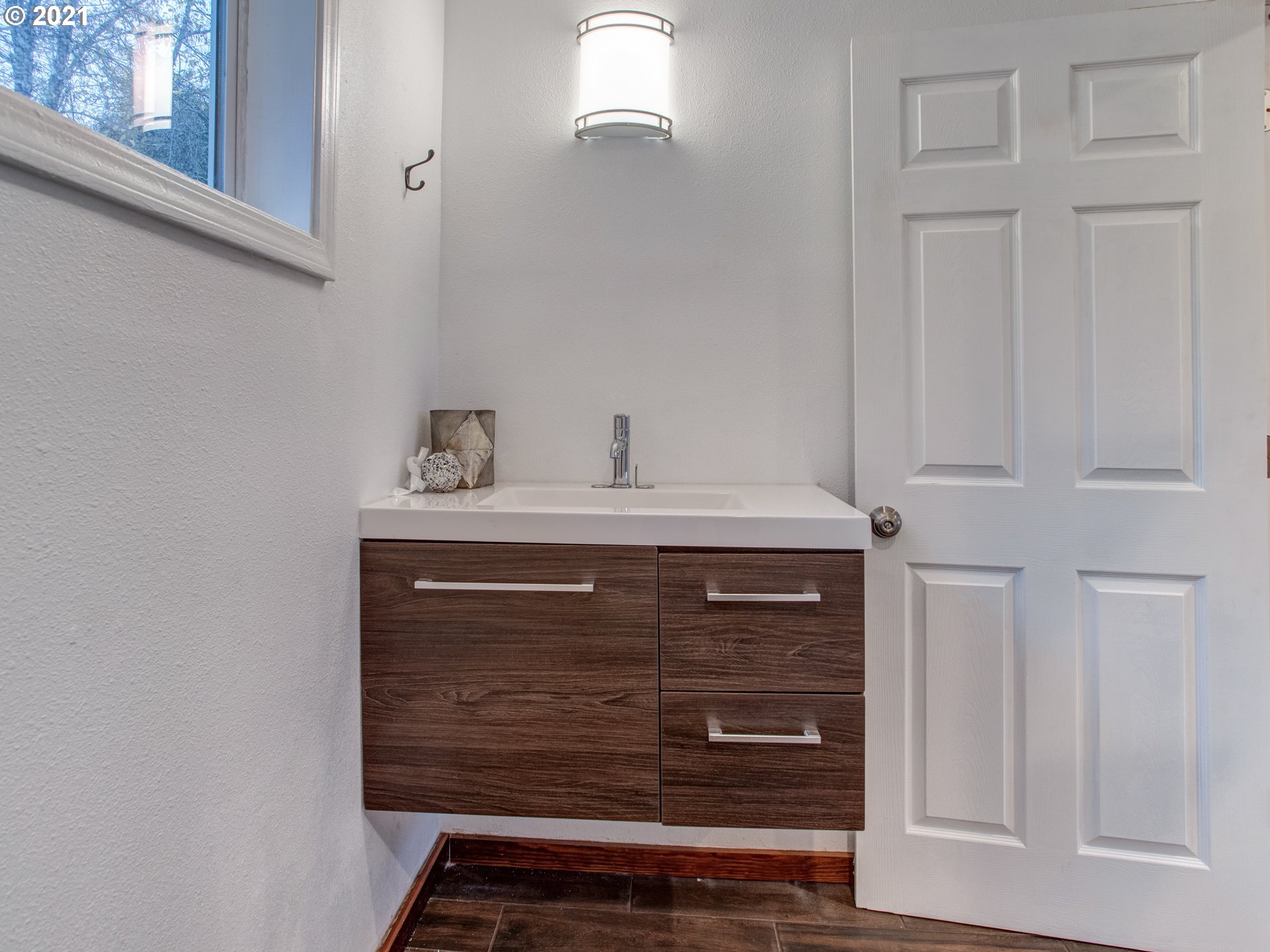 2517 Northeast 199th Street Ridgefield, WA 98642 - Photo 17 of 25 a bathroom with a sink and a mirror