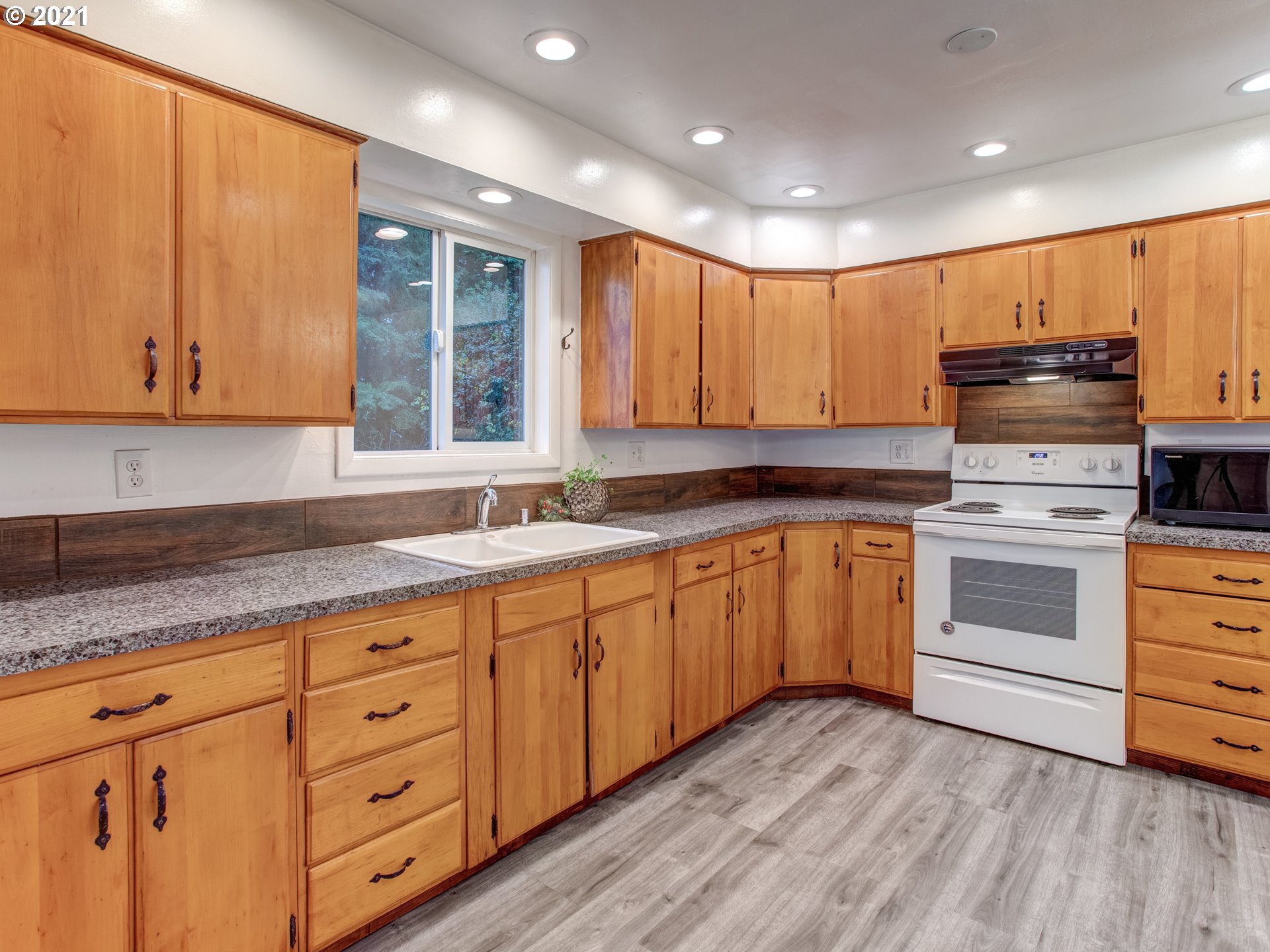 2517 Northeast 199th Street Ridgefield, WA 98642 - Photo 9 of 25 a kitchen with granite countertop white cabinets and white appliances