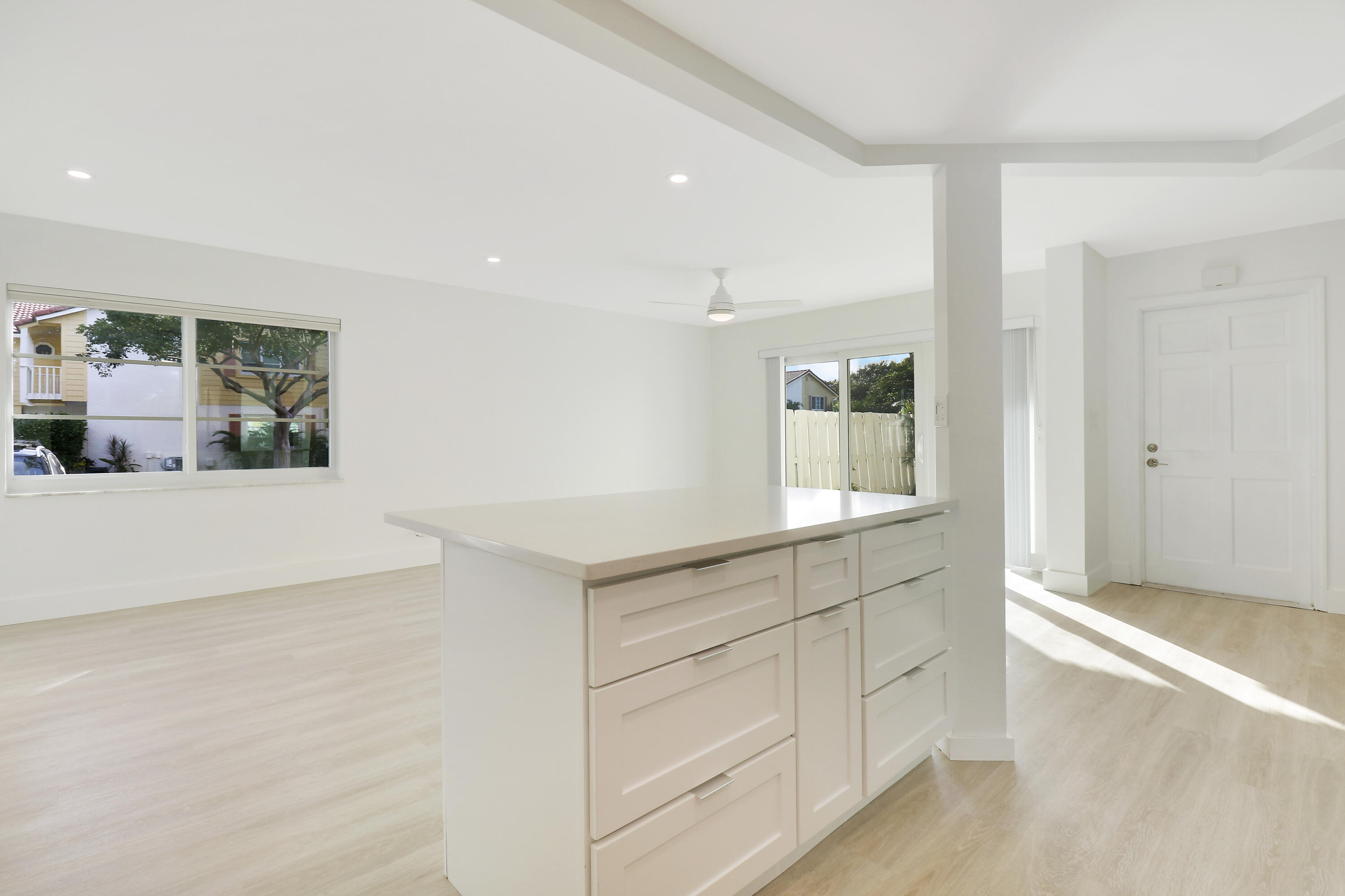 153 Seabreeze Circle Jupiter, FL 33477 - Photo 10 of 38 House1-14