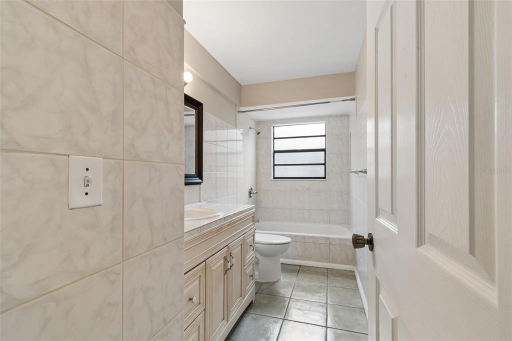 1470 Burnham Lane Dunedin, FL 34698 - Photo 29 of 42 a bathroom with a toilet a sink and bathtub