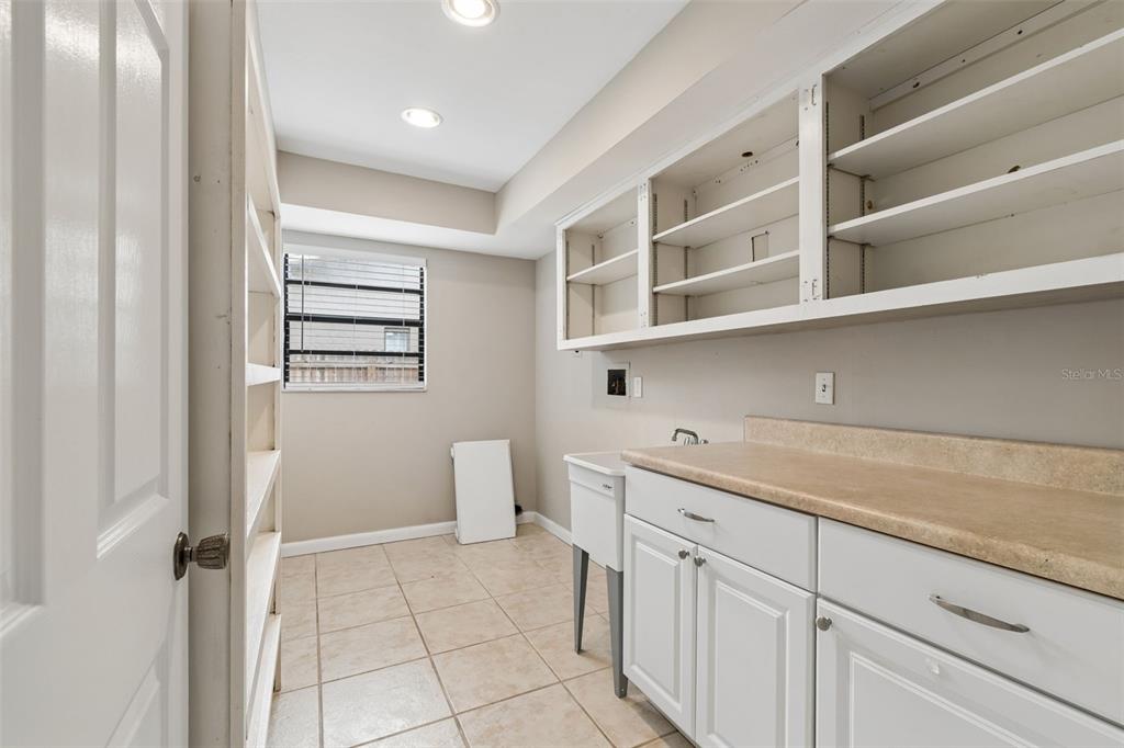 1470 Burnham Lane Dunedin, FL 34698 - Photo 32 of 42 a view of cabinets and window