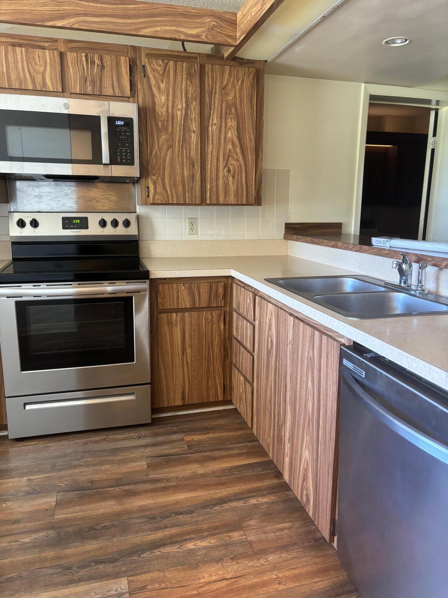 6109 Balboa Circle, Unit 206 Boca Raton, FL 33433 - Photo 7 of 19 Kitchen