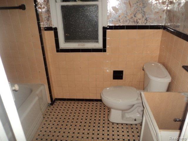 16731 Rutherford Street Detroit, MI 48235 - Photo 3 of 10 261-890856 bathroom.JPG
