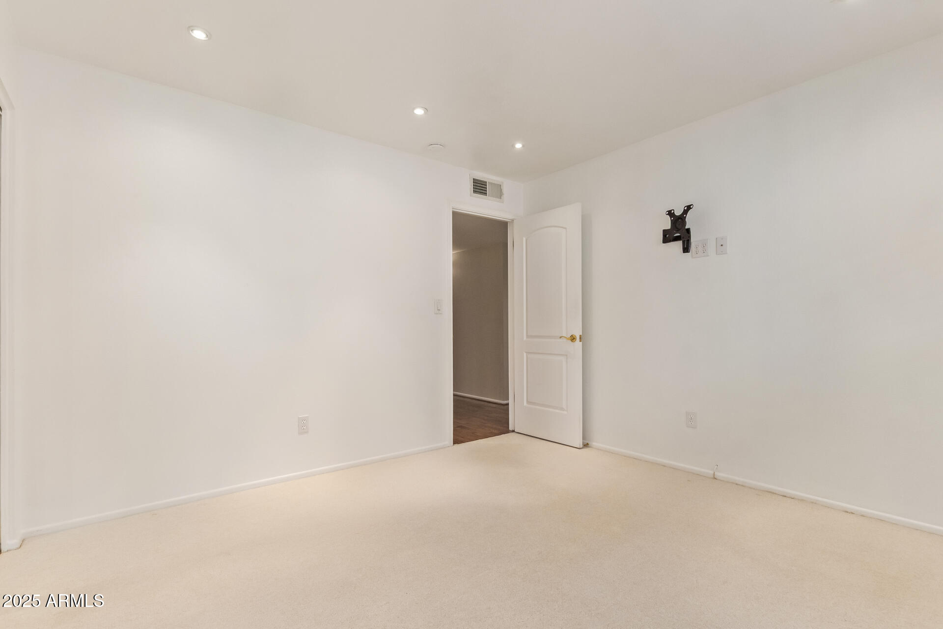 2234 East Lawrence Road Phoenix, AZ 85016 - Photo 30 of 71 an empty room with an entryway