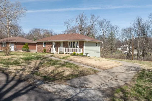 $255,000 | 220 Kennedy Drive, Gower, MO 64454