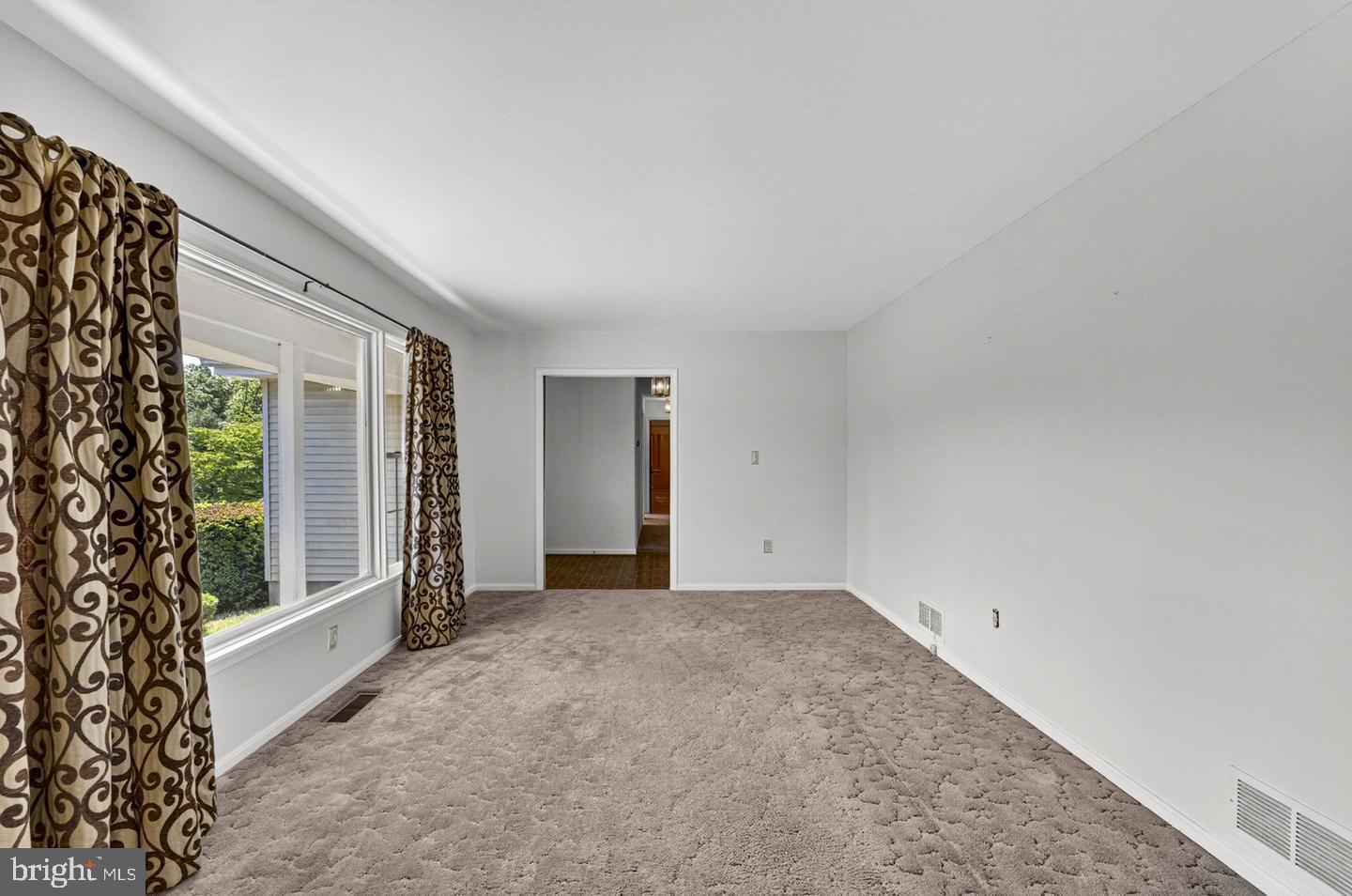 40297 Braddock Road Aldie, VA 20105 - Photo 6 of 34 a view of an empty room with a window