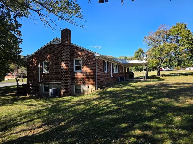 a view of a house with a yard