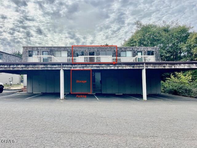 511 Cypress Street, Unit 4 Fort Bragg, CA 95437 - Photo 6 of 38 a balcony with a table and chairs