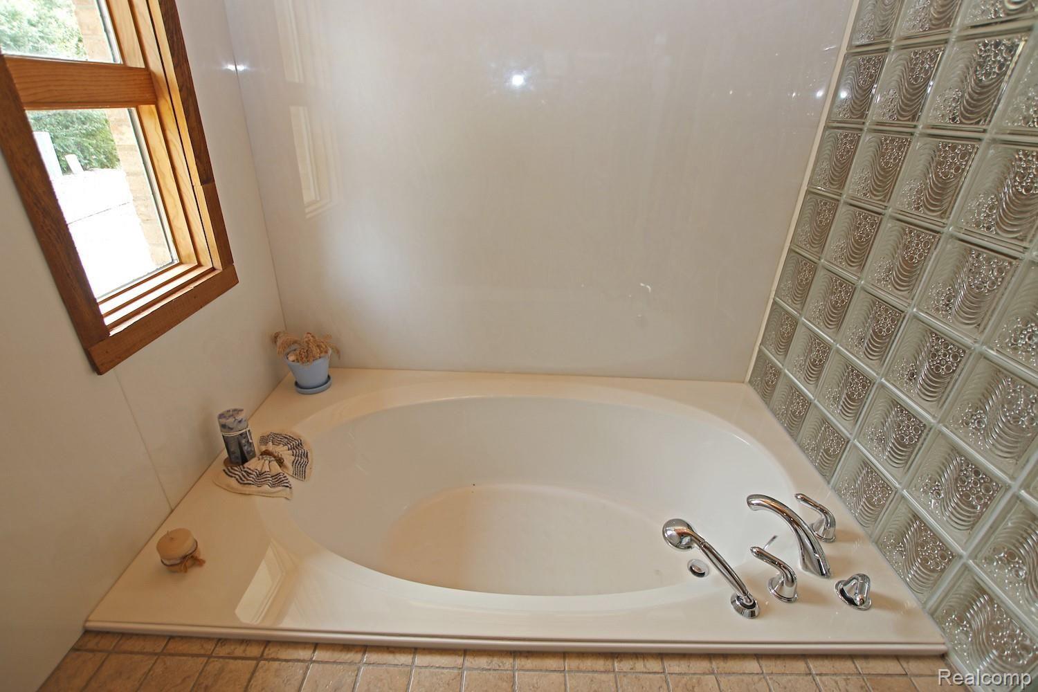 9175 Ridge Road Goodrich, MI 48438 - Photo 35 of 59 35) Master Bath.jpg