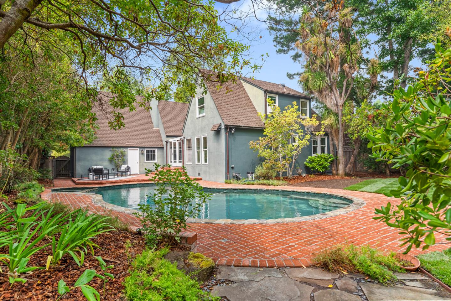 750 Edgewood Road San Mateo, CA 94402 - Photo 24 of 26 a front view of a house with garden