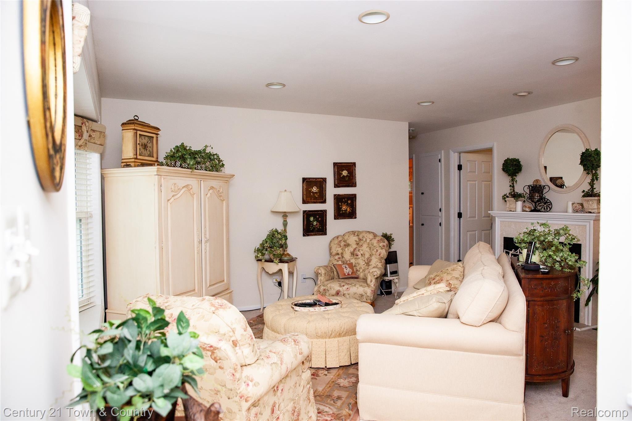 292 Thalia Avenue Rochester, MI 48307 - Photo 17 of 36 292 Thalia-9951.jpg
