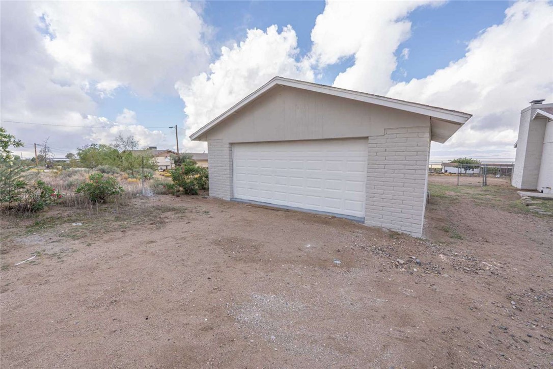 4625 Smoketree Road Golden Valley, AZ 86413 - Photo 8 of 41 Garage