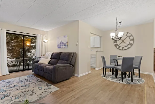 $200,000 | 63 West 64th Street, Unit 102, Westmont, IL 60559