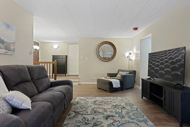 $200,000 | 63 West 64th Street, Unit 102, Westmont, IL 60559