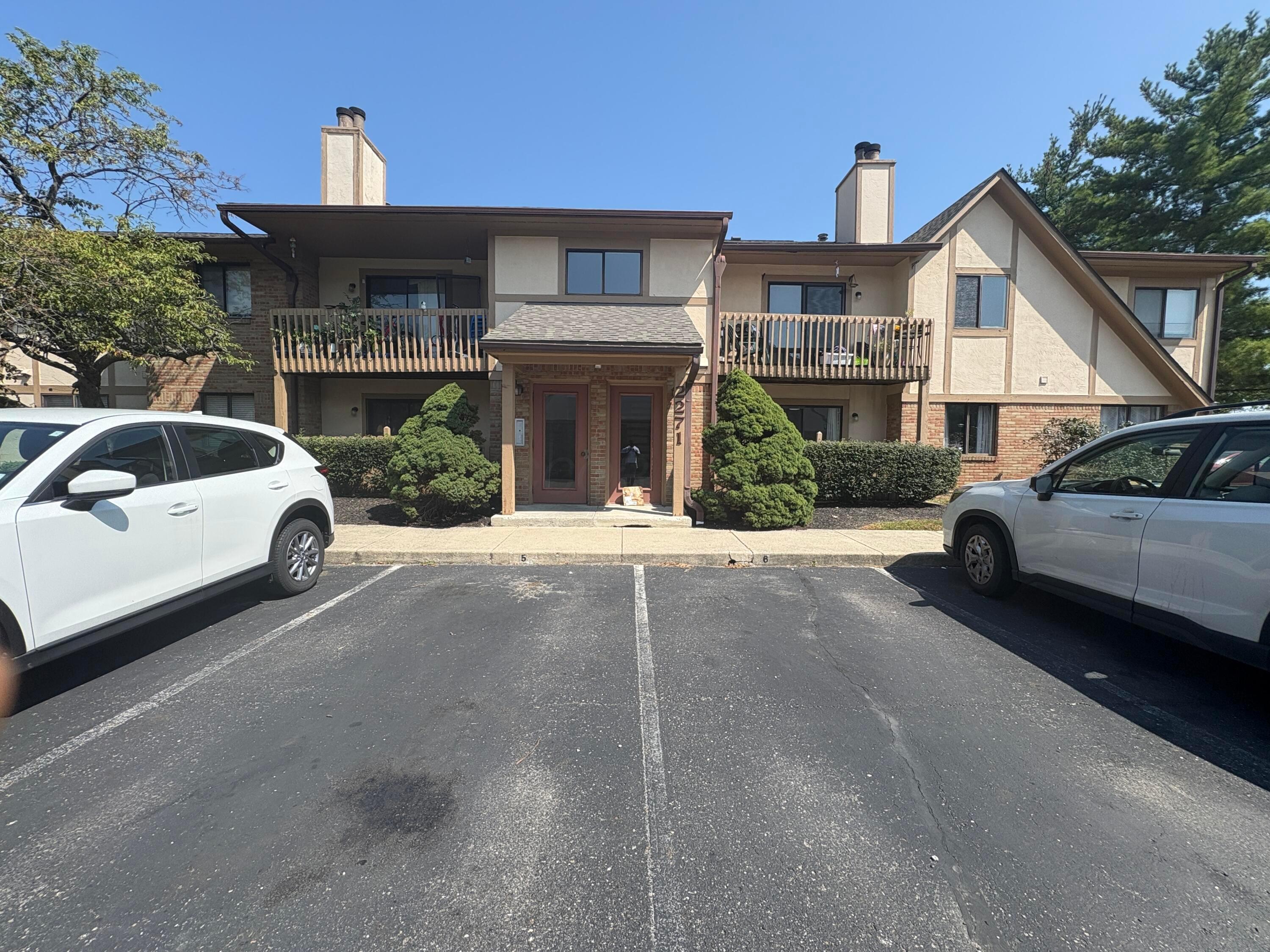 2271 Hedgerow Road, Unit 2271C Columbus, OH 43220 - Photo 4 of 23 IMG_0645