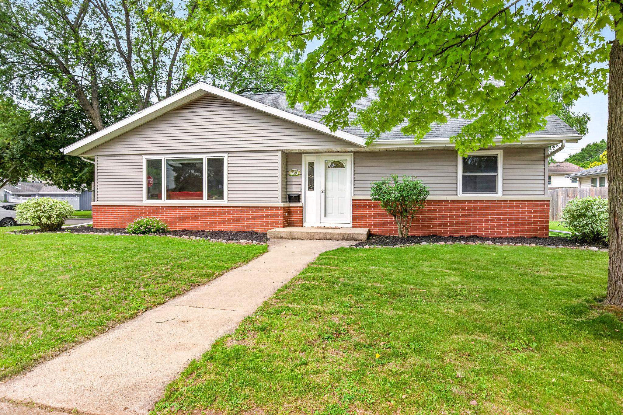 2001 North Douglas Street Appleton, WI 54914 - Photo 1 of 46