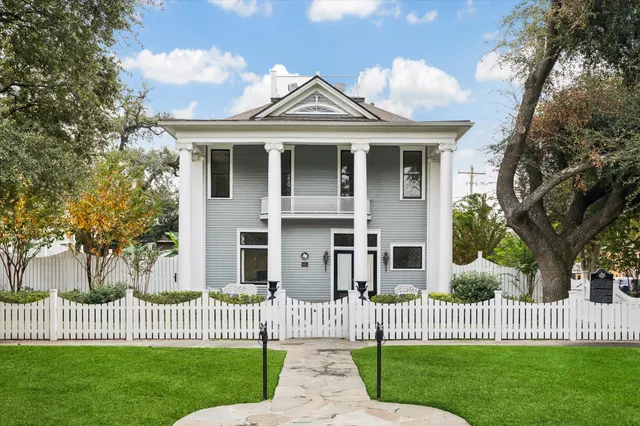 $2,250,000 | 200 Westmoreland Street, Houston, TX 77006