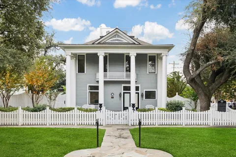 $1,995,000 | 200 Westmoreland Street, Houston, TX 77006