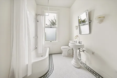 $2,250,000 | 200 Westmoreland Street, Houston, TX 77006