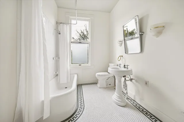 $2,250,000 | 200 Westmoreland Street, Houston, TX 77006