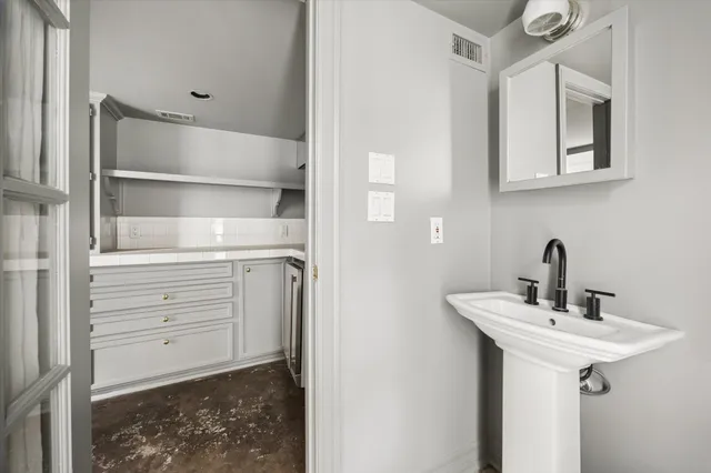 $2,250,000 | 200 Westmoreland Street, Houston, TX 77006