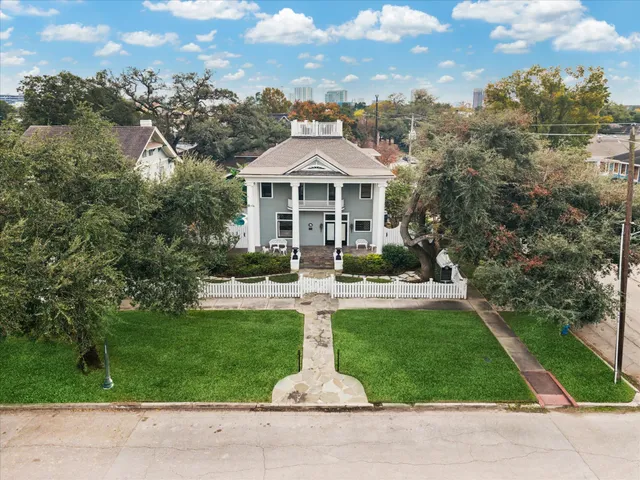 $2,250,000 | 200 Westmoreland Street, Houston, TX 77006