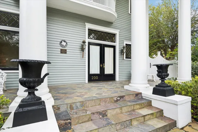 $2,250,000 | 200 Westmoreland Street, Houston, TX 77006