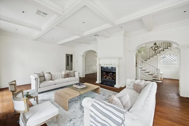 $2,250,000 | 200 Westmoreland Street, Houston, TX 77006