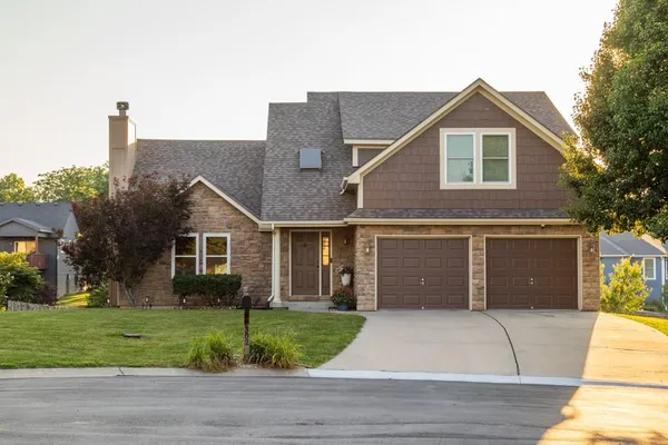 $500,000 | 302 Southwest Bobcat Circle, Oak Grove, MO 64075
