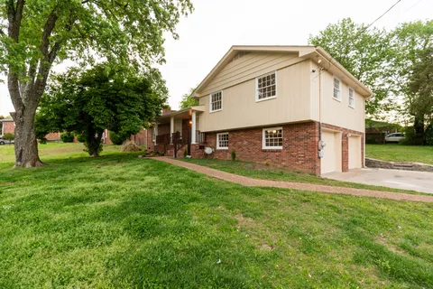 a view of a house with a yard