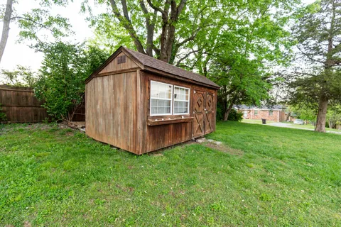 a view of a house with backyard and garden