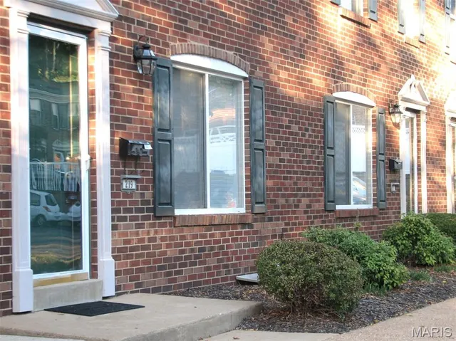 $2,075 | 219 Charmers Court, Kirkwood, MO 63122