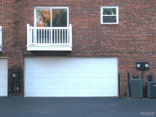 $2,075 | 219 Charmers Court, Kirkwood, MO 63122