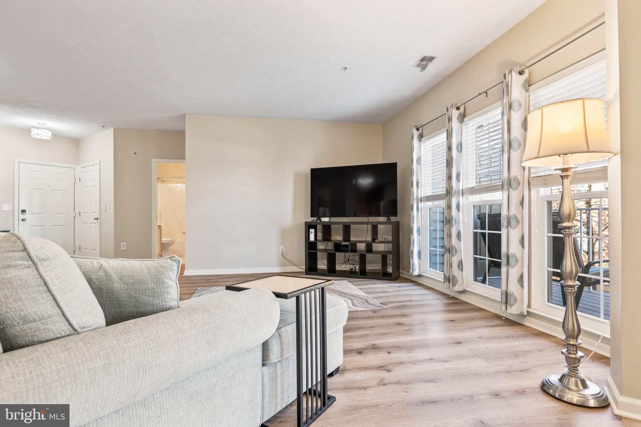 5485 Glenthorne Court, Unit 5485 Rosedale, MD 21237 - Photo 16 of 50 bright and inviting living area